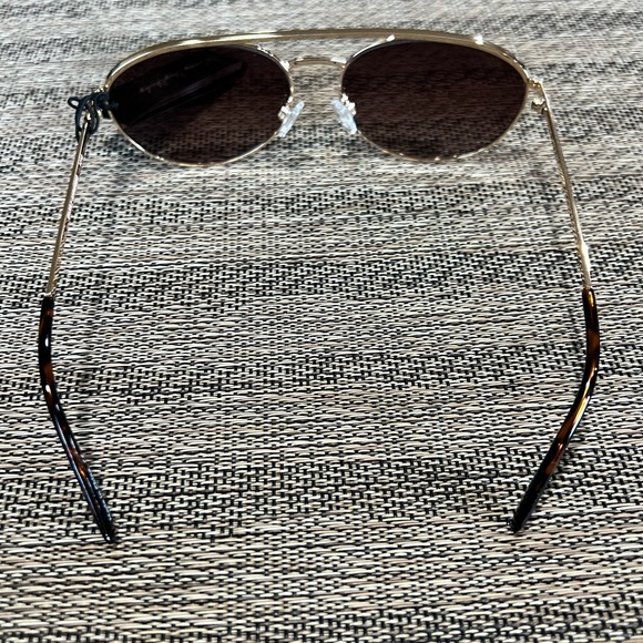 New Quay Australia EASILY AMUSED - Picture 11 of 12